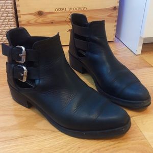 Cut out ankle boot double buckle, black leather